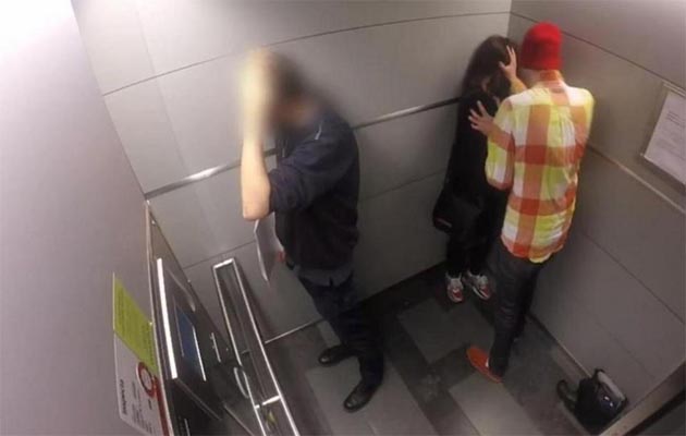 El vdeo muestra, a travs de una cmara oculta en un ascensor, un hombre amenazando a su pareja | YouTube.